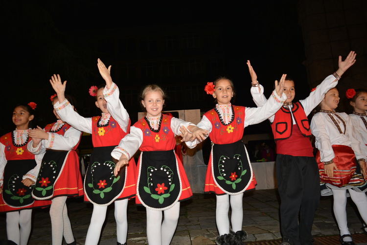 Тържествено запалиха елхата в Харманли, посрещнаха и Дядо Коледа