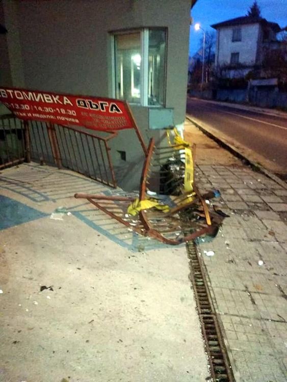 18-годишен излетя от пътя, колата падна в двора на къща до бензиностанция в Смолян