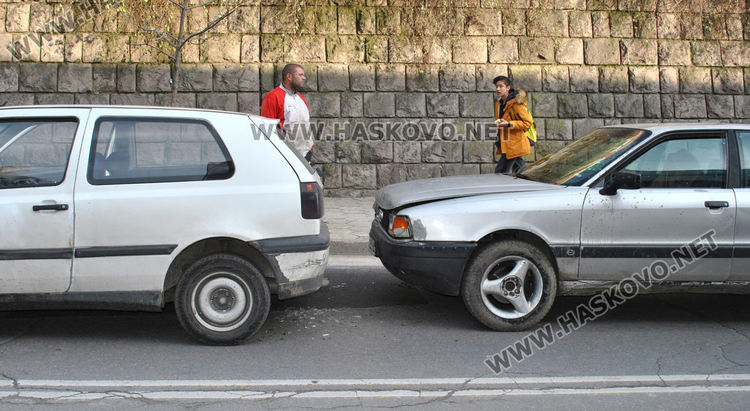 Ауди се заби във Фолксваген на Кърджалийска