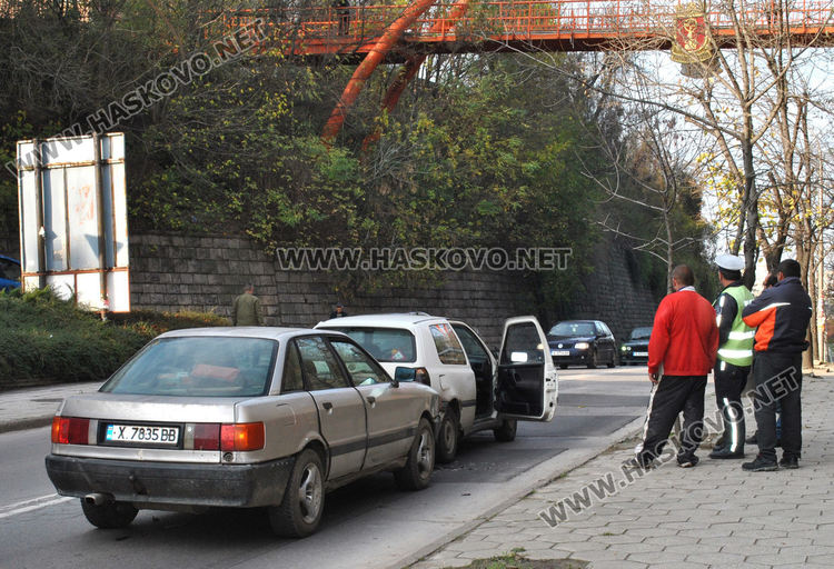 Ауди се заби във Фолксваген на Кърджалийска