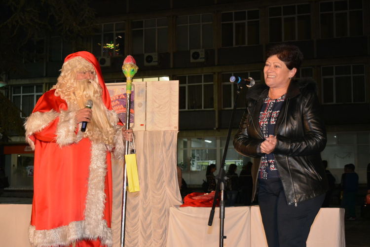 Тържествено запалиха елхата в Харманли, посрещнаха и Дядо Коледа