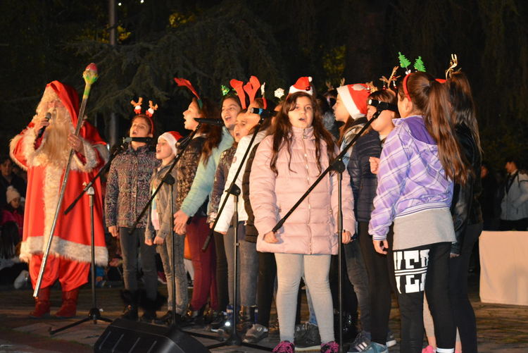 Тържествено запалиха елхата в Харманли, посрещнаха и Дядо Коледа