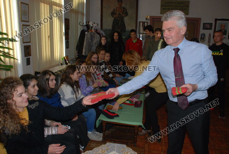 Тракийки предадоха плетачески умения на млади етнографи 