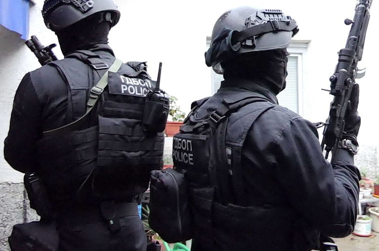 ГДБОП задържа ОПГ, монтирала скимингустройства и теглила неправомерно пари (Снимки и видео)