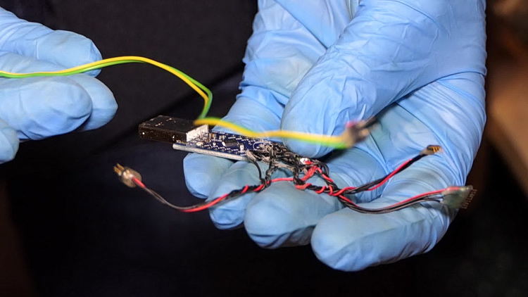 ГДБОП задържа ОПГ, монтирала скимингустройства и теглила неправомерно пари (Снимки и видео)