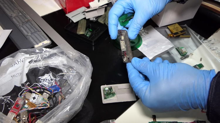 ГДБОП задържа ОПГ, монтирала скимингустройства и теглила неправомерно пари (Снимки и видео)