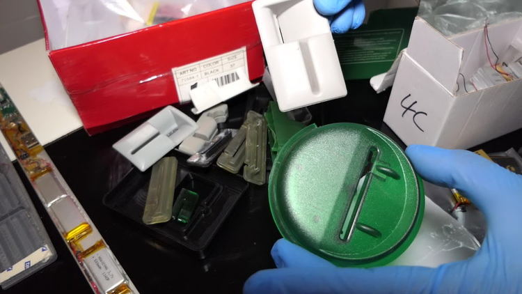 ГДБОП задържа ОПГ, монтирала скимингустройства и теглила неправомерно пари (Снимки и видео)