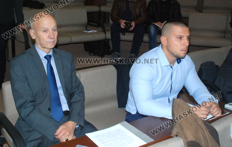 Здравко Здравков /вдясно/ остава като независим съветник