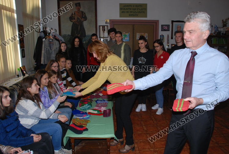 Тракийки предадоха плетачески умения на млади етнографи 