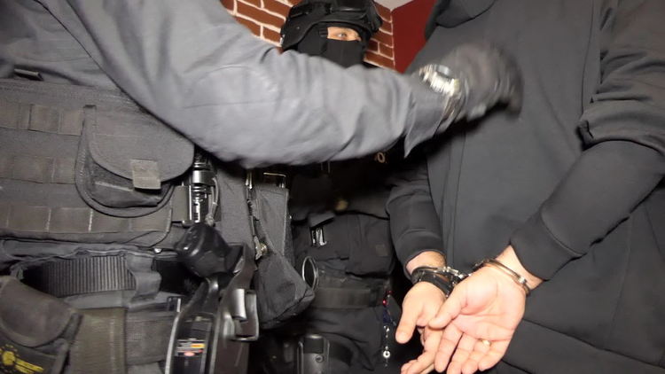 ГДБОП задържа ОПГ, монтирала скимингустройства и теглила неправомерно пари (Снимки и видео)