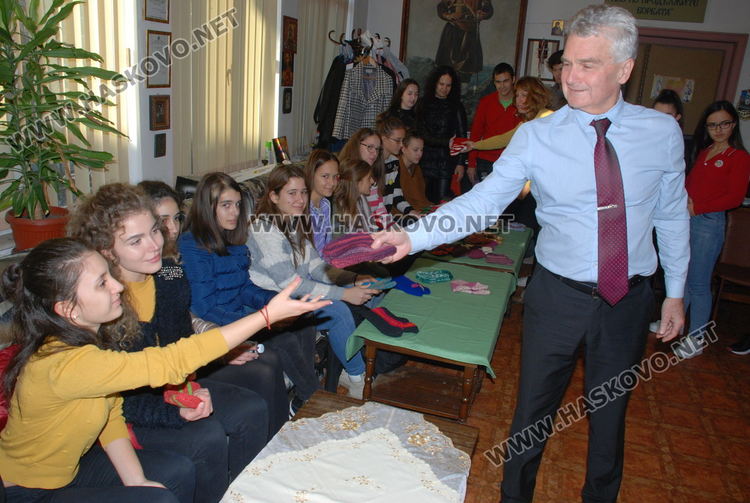 Тракийки предадоха плетачески умения на млади етнографи 