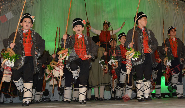 Дядо Коледа запали в Димитровград най-голямата жива елха в България