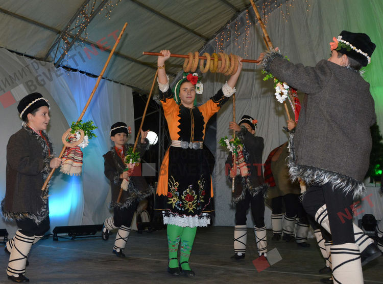 Дядо Коледа запали в Димитровград най-голямата жива елха в България