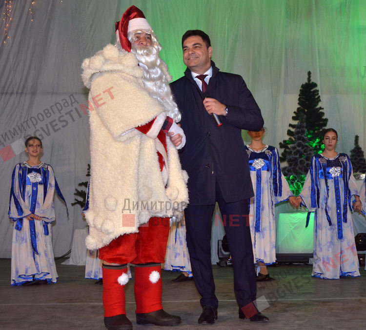 Дядо Коледа запали в Димитровград най-голямата жива елха в България