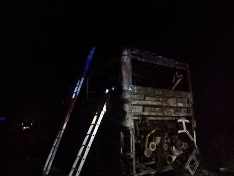 Автобус с 51 пътници се запали в движение