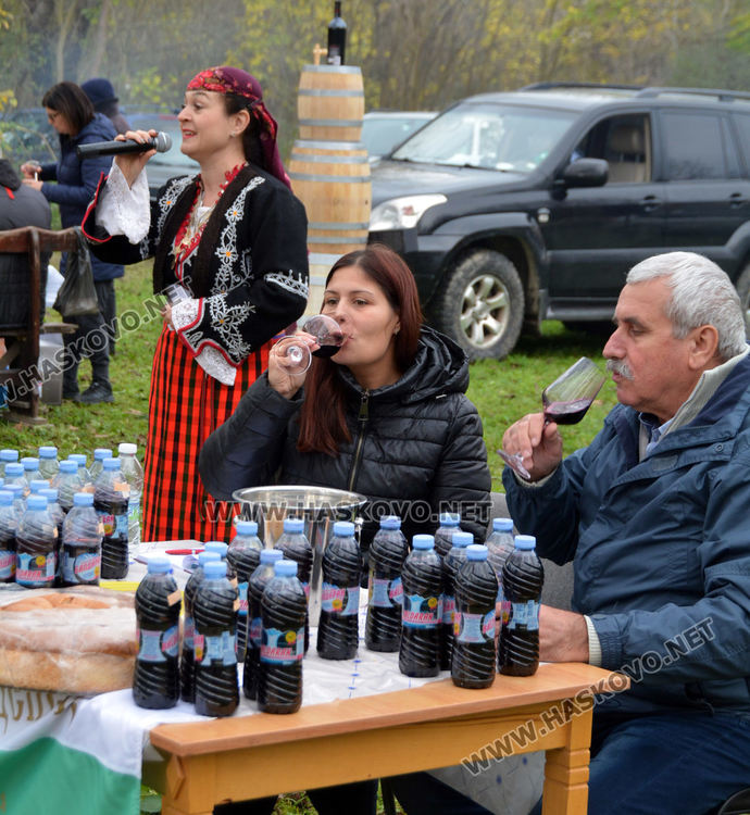 Музика, веселба и водосвет на Празника на младото вино в Харманли