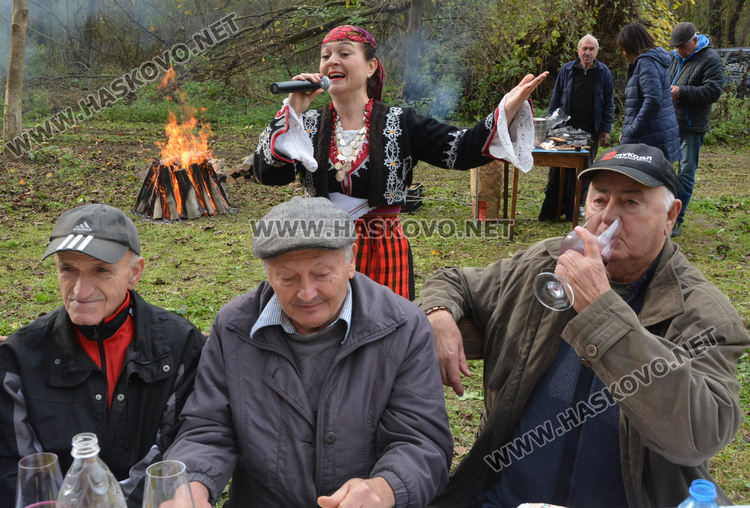 Музика, веселба и водосвет на Празника на младото вино в Харманли
