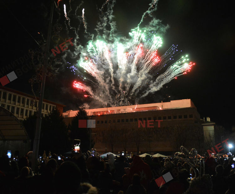 Дядо Коледа запали в Димитровград най-голямата жива елха в България