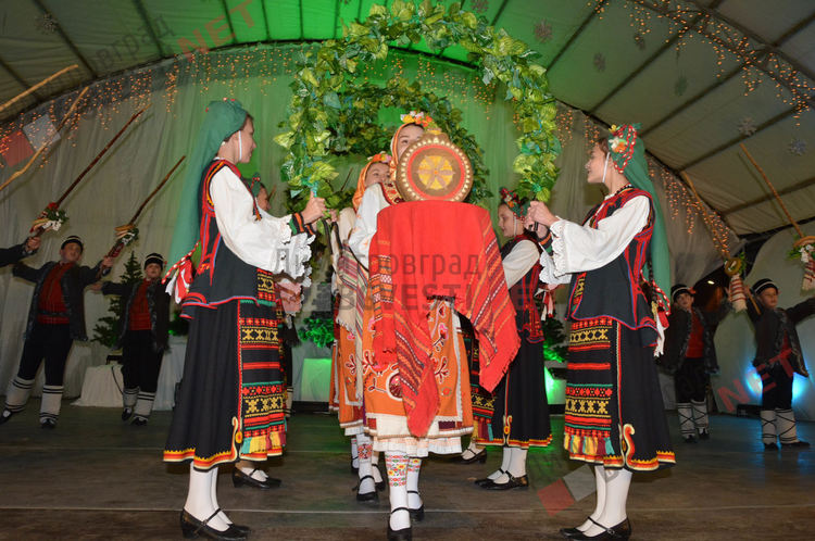 Дядо Коледа запали в Димитровград най-голямата жива елха в България