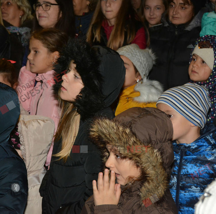 Дядо Коледа запали в Димитровград най-голямата жива елха в България