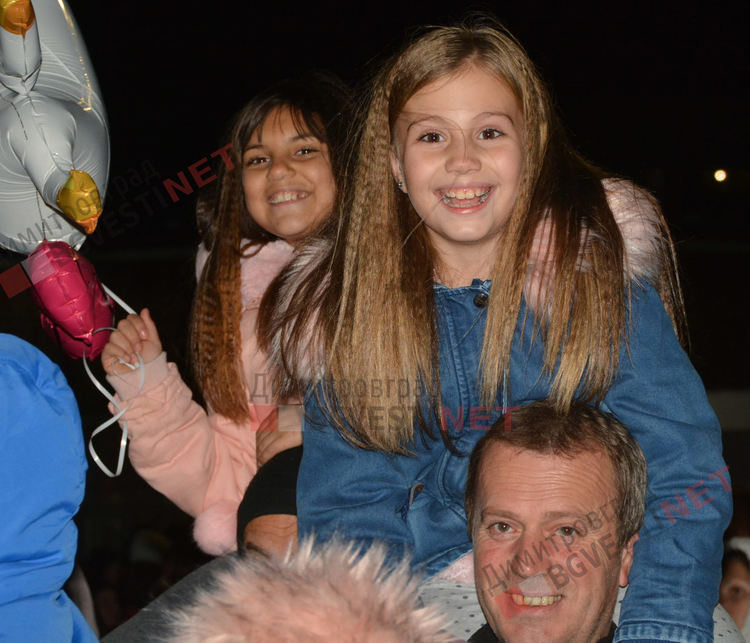 Дядо Коледа запали в Димитровград най-голямата жива елха в България