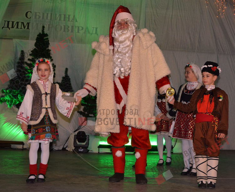 Дядо Коледа запали в Димитровград най-голямата жива елха в България