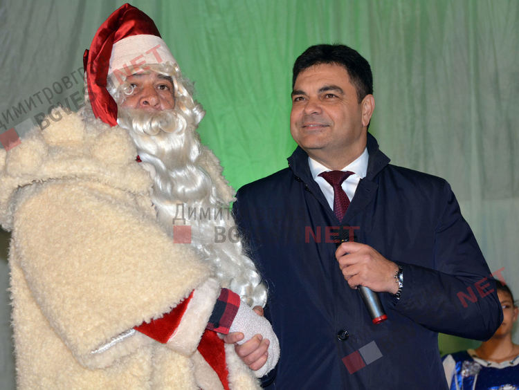 Дядо Коледа запали в Димитровград най-голямата жива елха в България