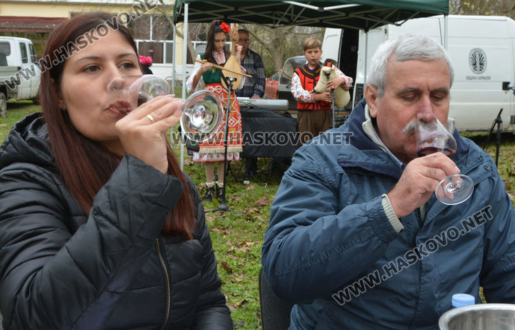 Музика, веселба и водосвет на Празника на младото вино в Харманли