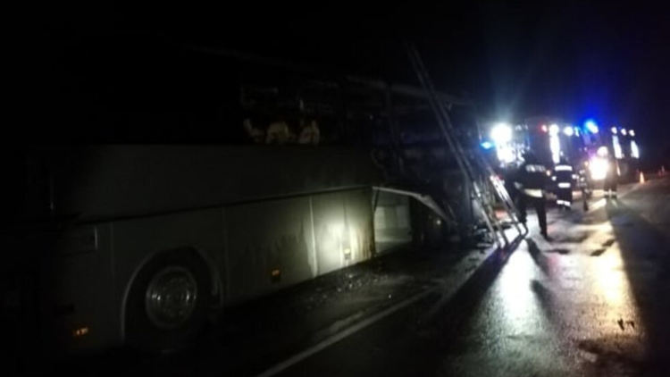 Автобус с 51 пътници се запали в движение