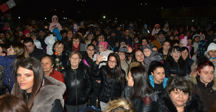 Дядо Коледа запали в Димитровград най-голямата жива елха в България