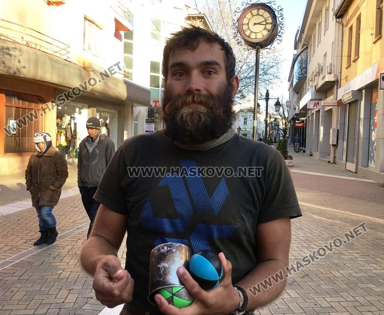 Строителен инженер бори депресията с ходене и жонглиране