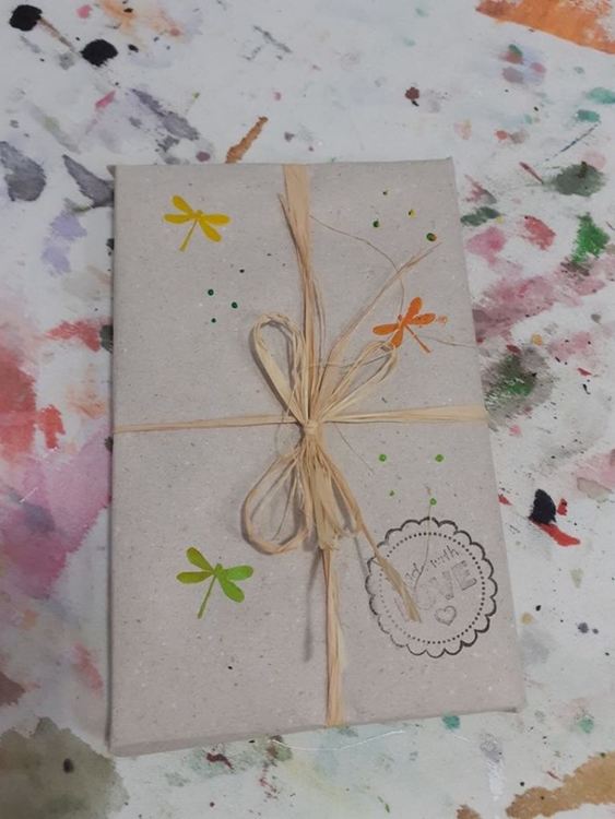 Младо семейство разпродава домашната си библиотека в полза на неонатологично отделение в Хасково