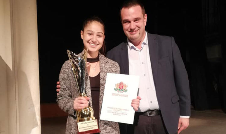 Берна Ахад от Езиковата гимназия спечели купата на областния математически турнир