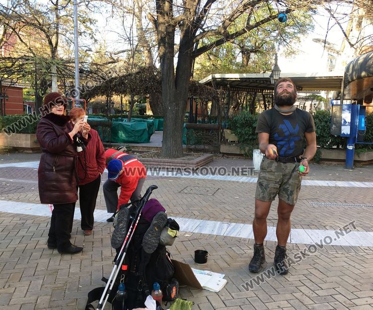 Строителен инженер бори депресията с ходене и жонглиране