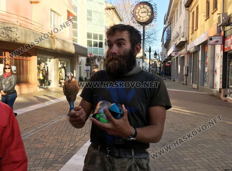 Строителен инженер бори депресията с ходене и жонглиране