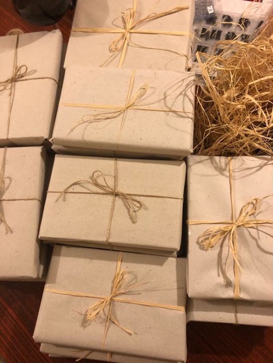 Младо семейство разпродава домашната си библиотека в полза на неонатологично отделение в Хасково