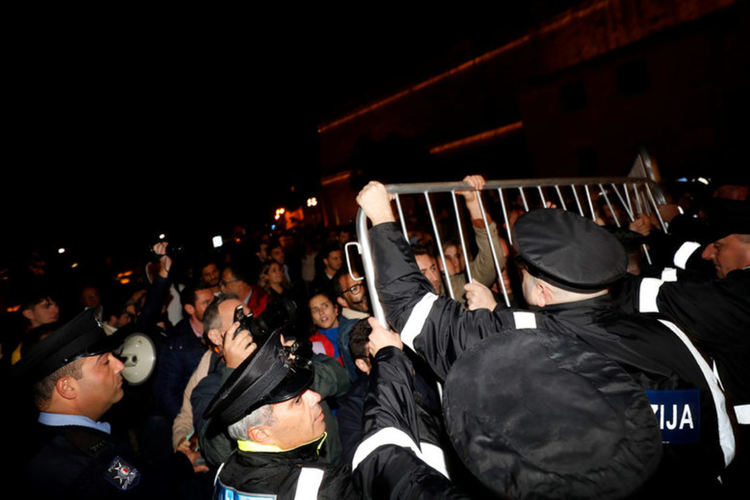 Разгневени от разкритията и бавното разследване малтийци се сбиха с полицията по време на протест в ранните часове на петък.