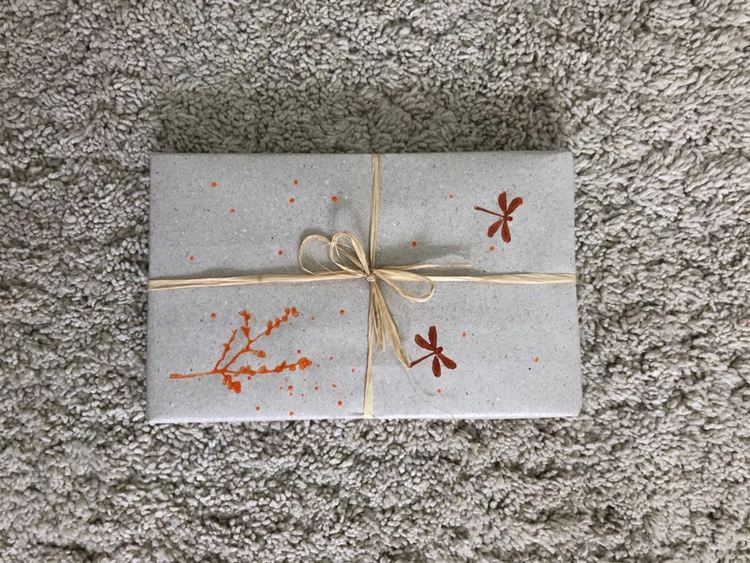 Младо семейство разпродава домашната си библиотека в полза на неонатологично отделение в Хасково