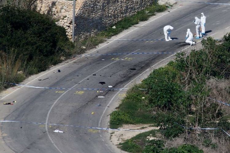 Следователи оглеждат пътя, на който бе взривена колата с журналистката през октомври 2017 г.