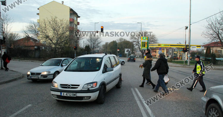 Опел блъсна жена на Кърджалийска до изтрита пешеходна пътека