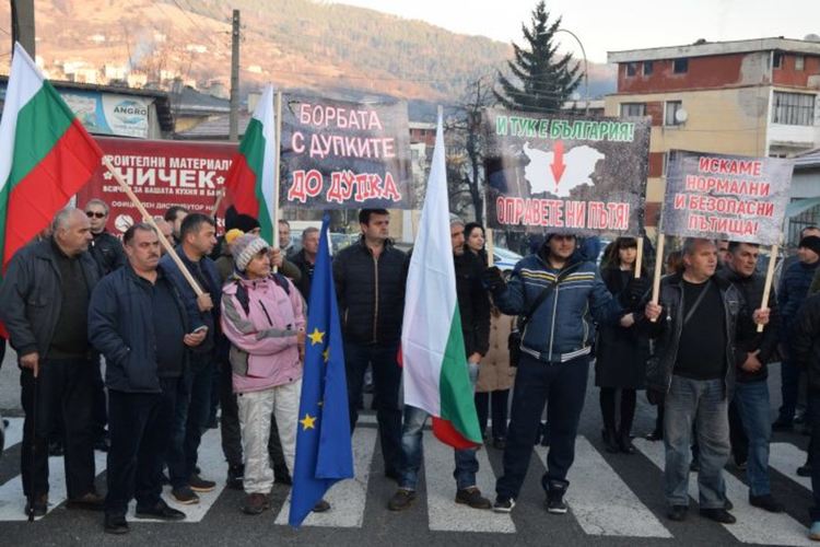 В Ардино протестираха срещу лошото състояние на пътя за Кърджали