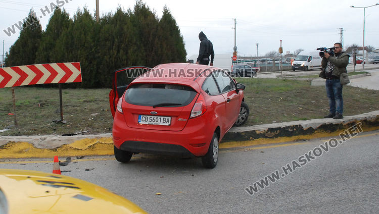 Форд се разби в кръговото на Кърджалийска, водачът в болница