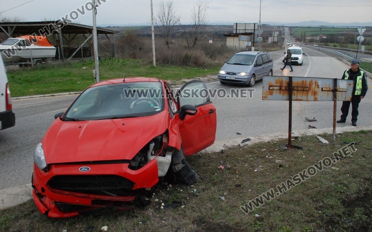 Форд се разби в кръговото на Кърджалийска, водачът в болница