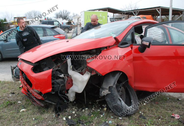 Форд се разби в кръговото на Кърджалийска, водачът в болница