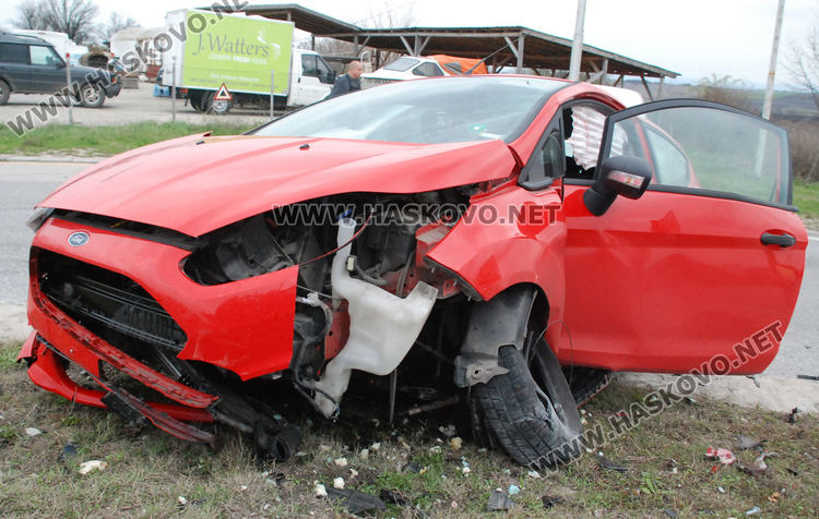 Форд се разби в кръговото на Кърджалийска, водачът в болница