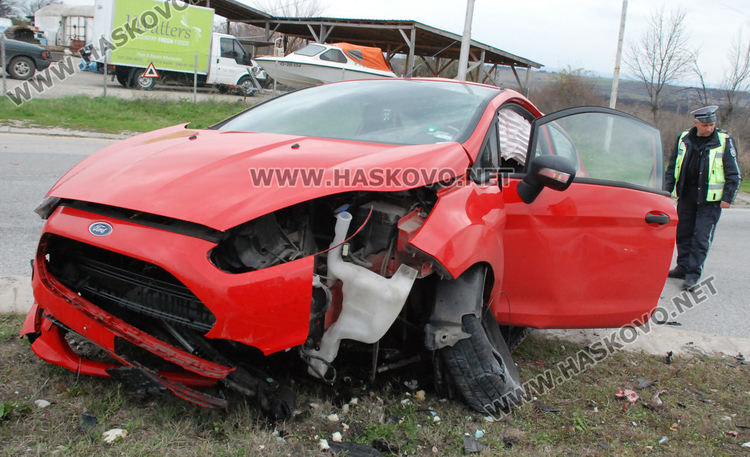 Форд се разби в кръговото на Кърджалийска, водачът в болница