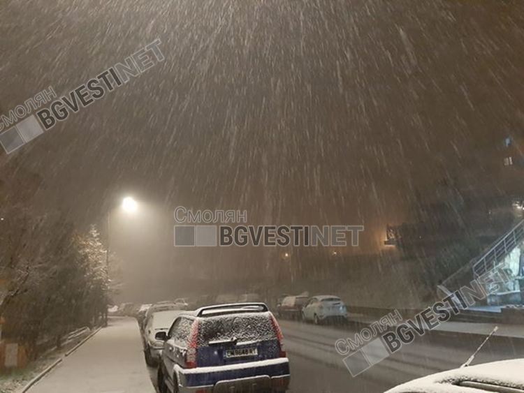 Обилен снеговалеж над Смолян, очаква се да продължи през цялата нощ