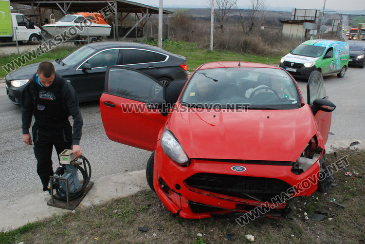 Форд се разби в кръговото на Кърджалийска, водачът в болница