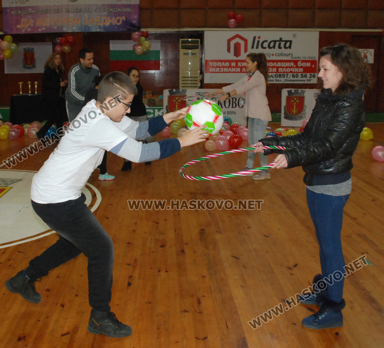 Забавления и концерт за деца и младежи в Международния ден на хората с увреждания