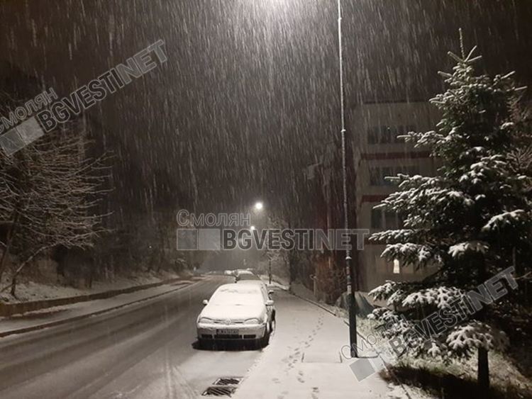 Обилен снеговалеж над Смолян, очаква се да продължи през цялата нощ